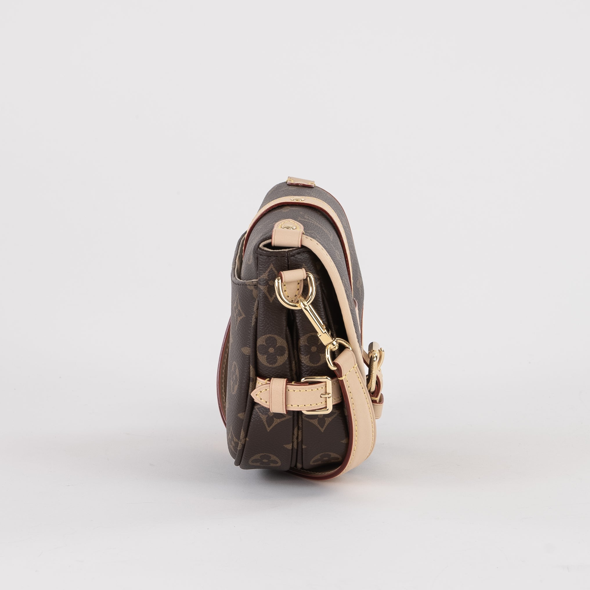 Handla Louis Vuitton Saumur BB Monogram Canvas online | Smidigt och enkelt på nätet - Merchsweden |