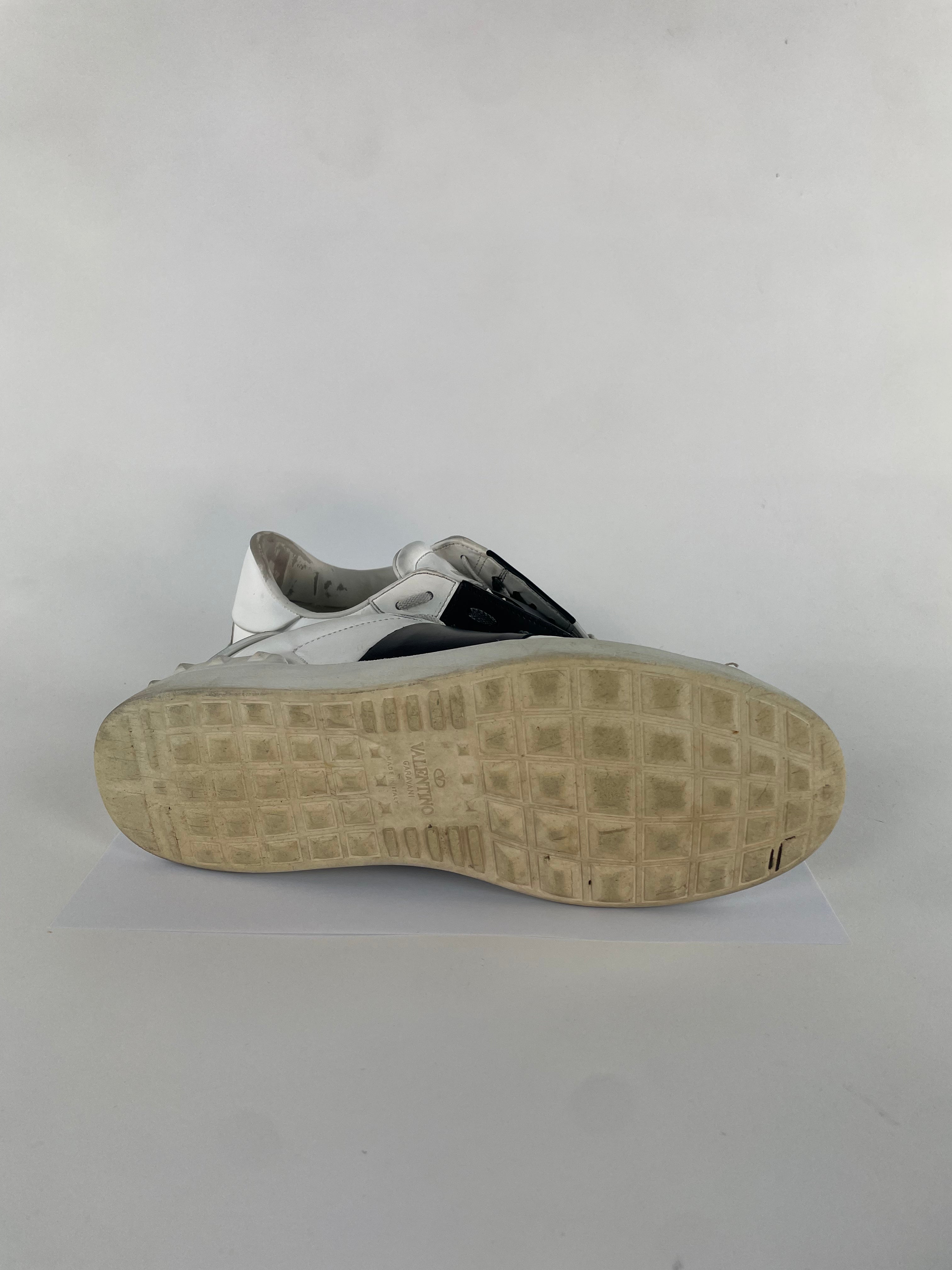 AK010. Valentino Garavani Open "White Black"