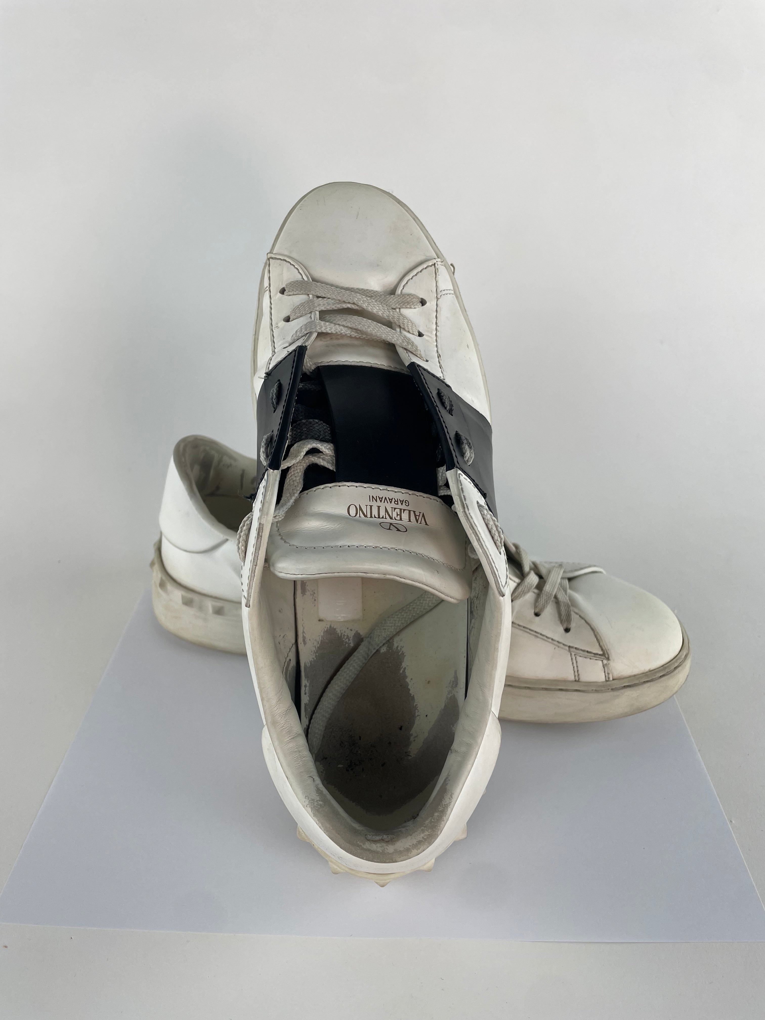 AK010. Valentino Garavani Open "White Black"