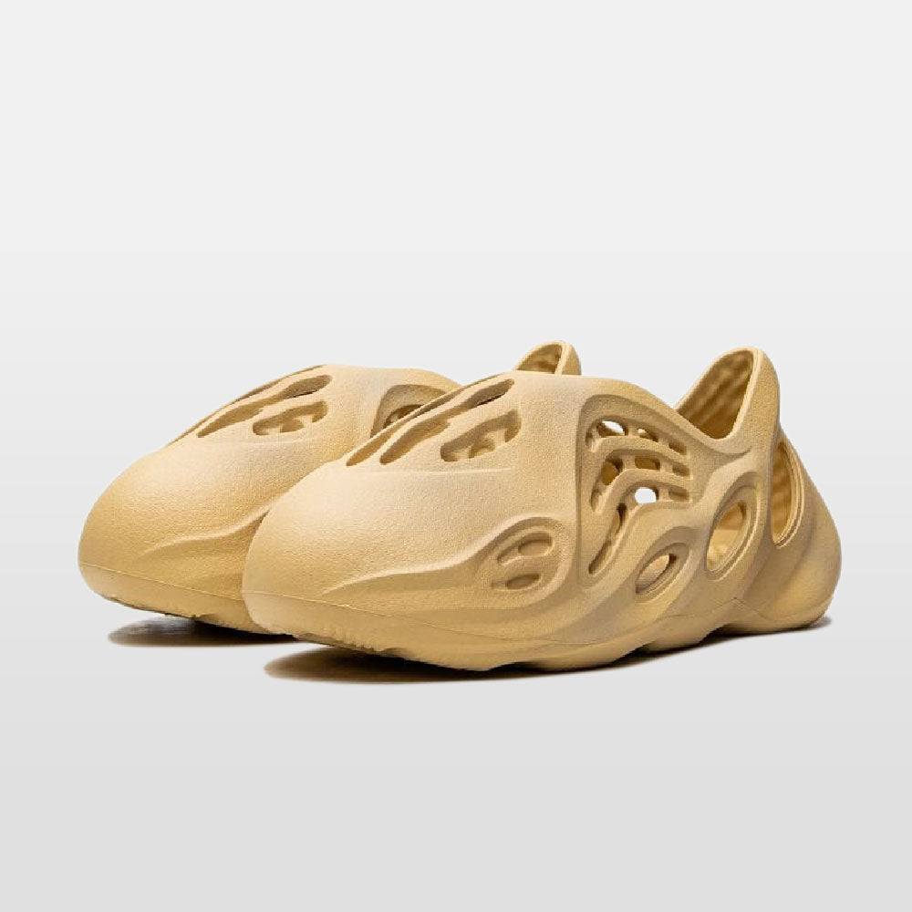 Handla Adidas Yeezy Foam Runners "Desert Sand" online | Smidigt och enkelt på nätet - Merchsweden |