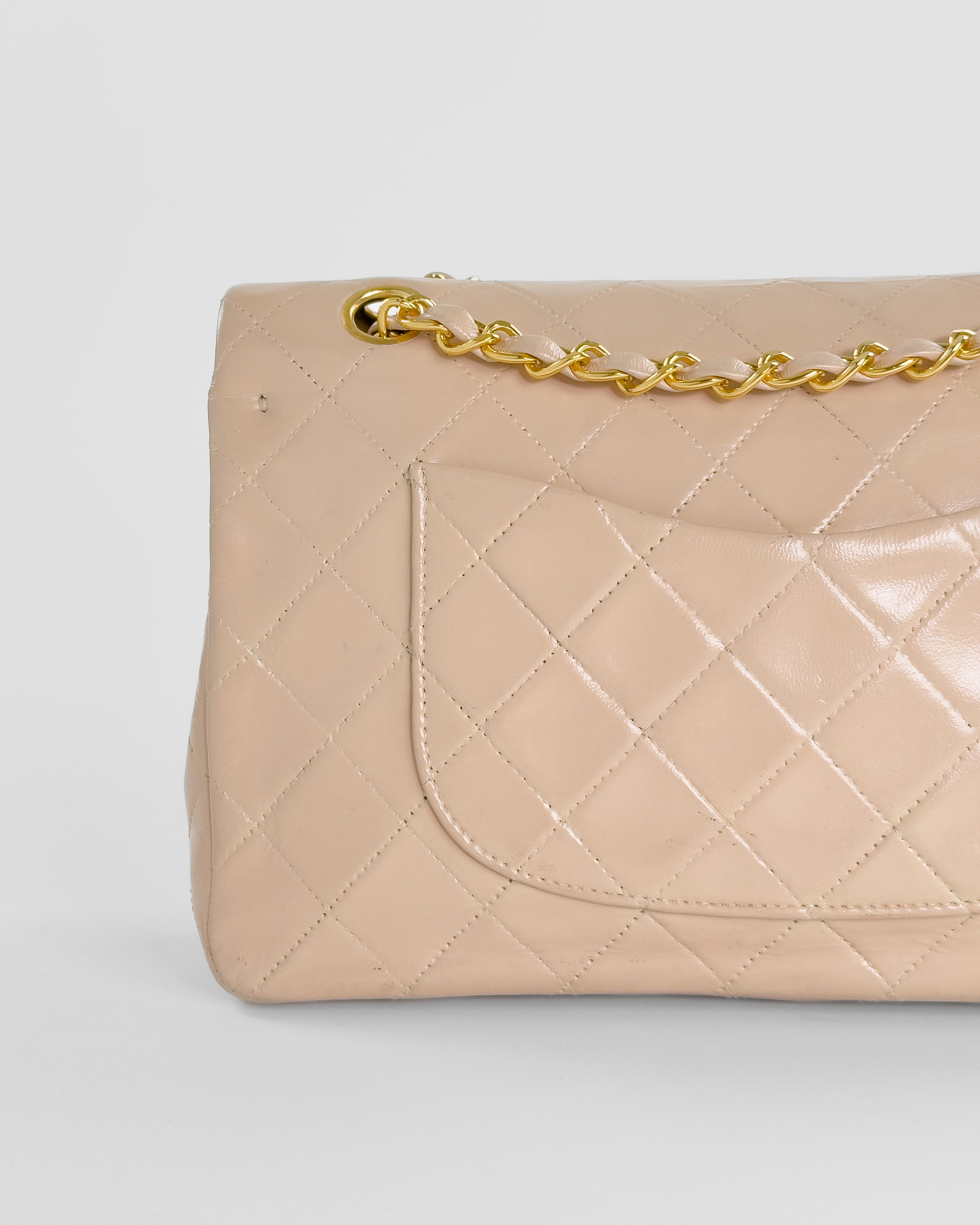 Handla Chanel Classic Matelasse 25 Chain Flap Bag Lamb Skin Beige online | Smidigt och enkelt på nätet - Merchsweden |