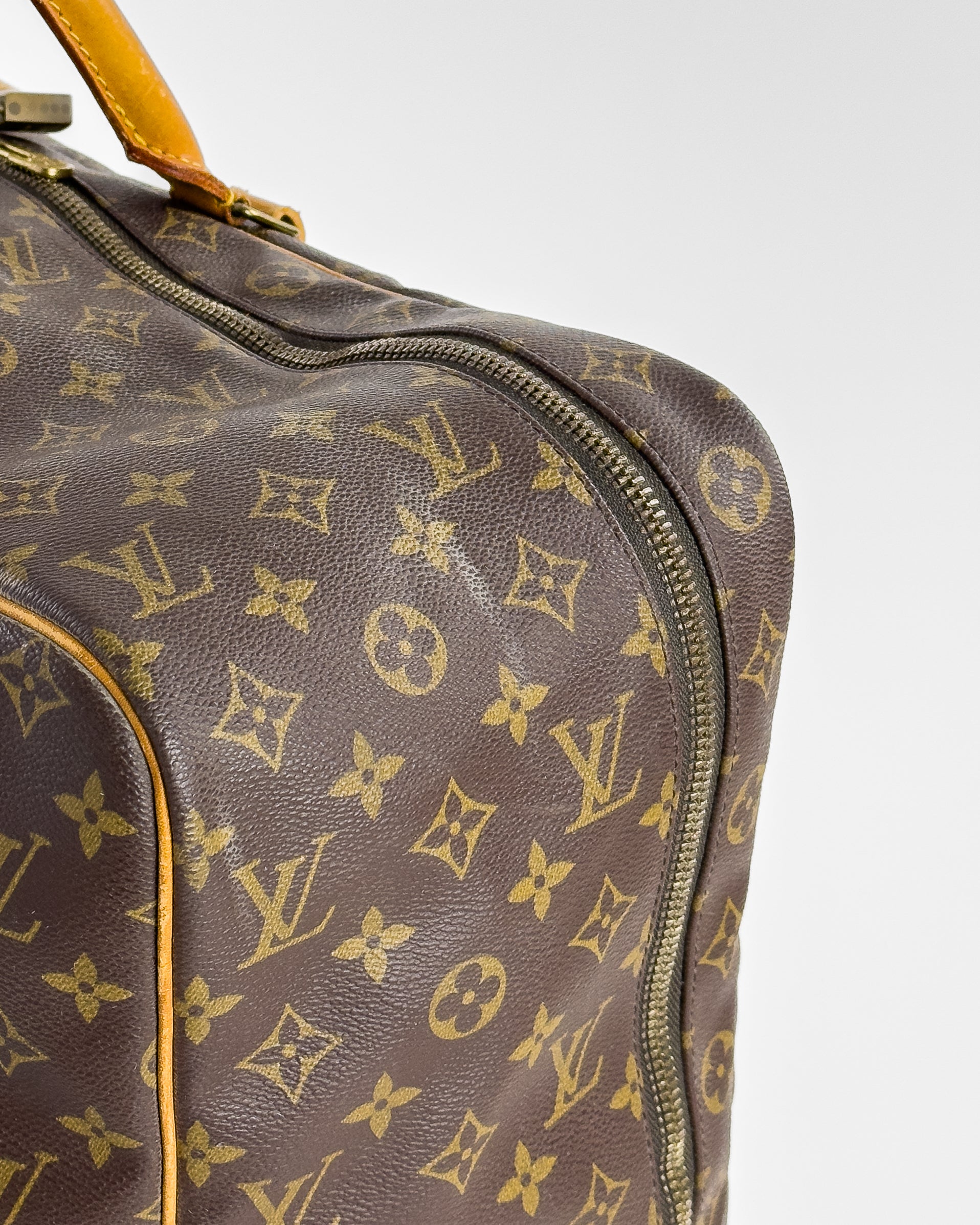 Handla Louis Vuitton Sirius 55 Suitcase Monogram online | Smidigt och enkelt på nätet - Merchsweden |