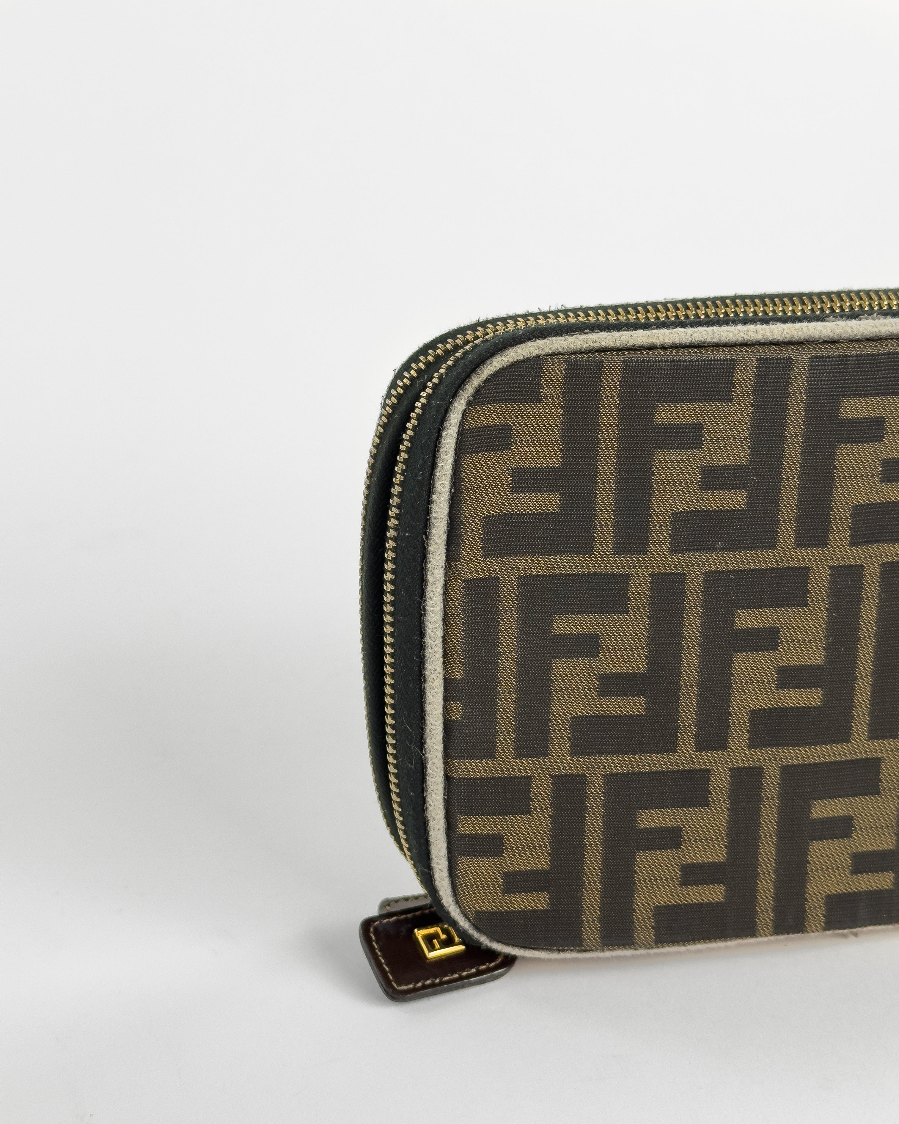 Handla Fendi Zucca Canvas Vanity Pouch online | Smidigt och enkelt på nätet - Merchsweden |