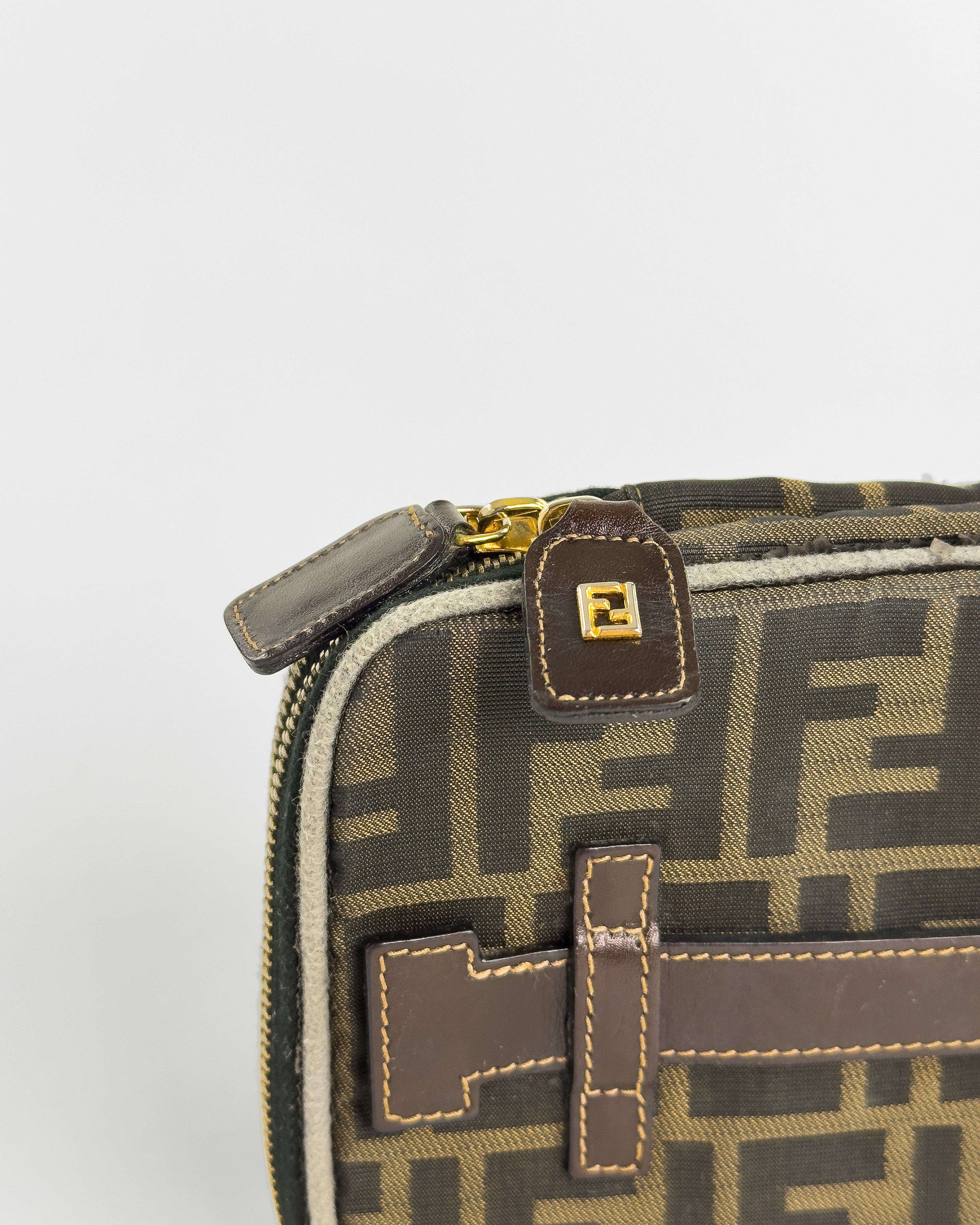 Handla Fendi Zucca Canvas Vanity Pouch online | Smidigt och enkelt på nätet - Merchsweden |