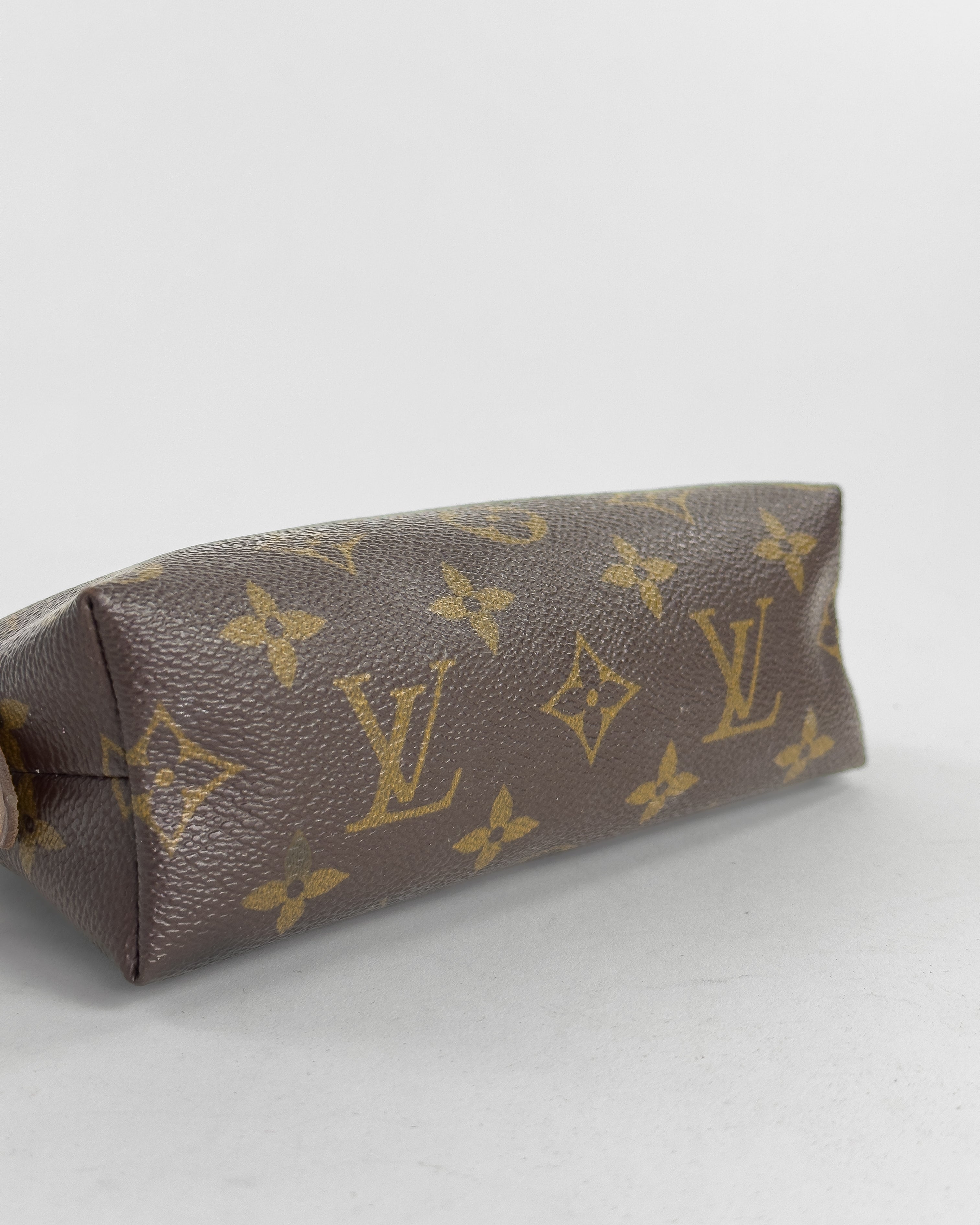 Handla Louis Vuitton Monogram Pochette PM Cosmetic Pouch online | Smidigt och enkelt på nätet - Merchsweden |