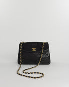 Handla Chanel Matelasse Turn Lock Chain Shoulder Bag Lamb Skin Black CC online | Smidigt och enkelt på nätet - Merchsweden |