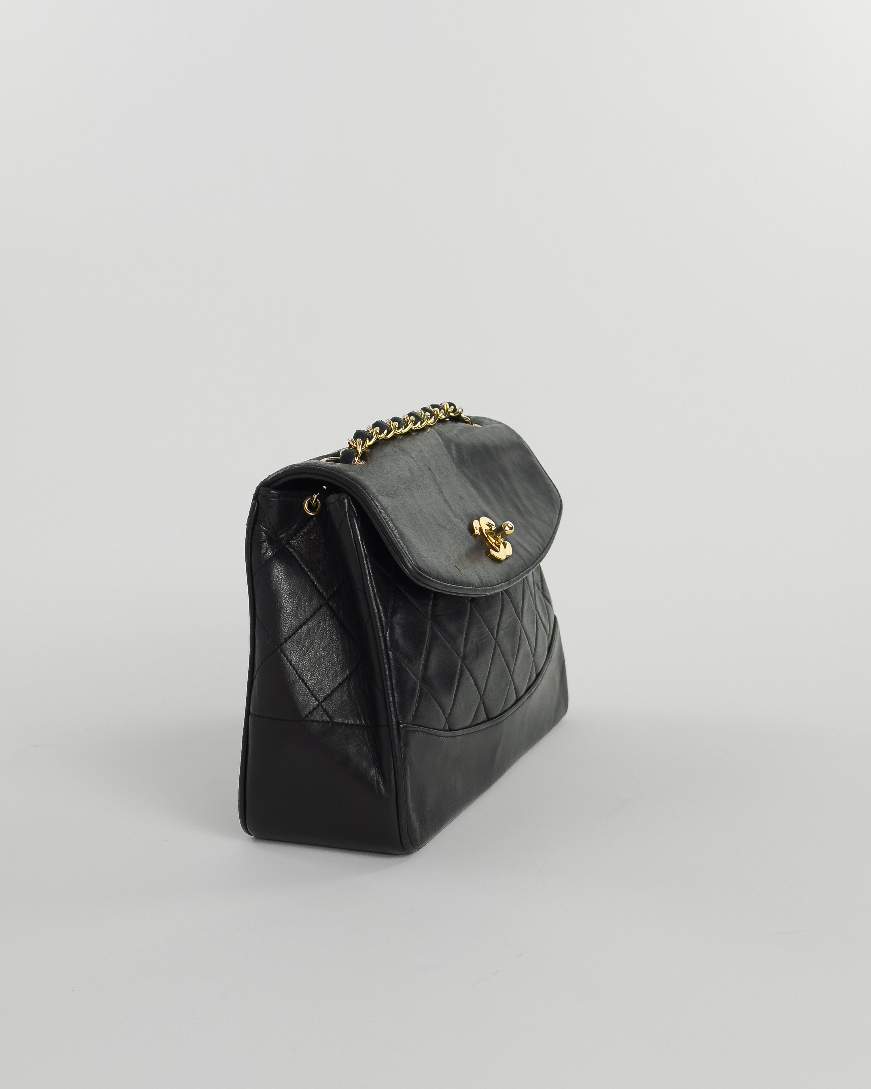 Handla Chanel Matelasse Turn Lock Chain Shoulder Bag Lamb Skin Black CC online | Smidigt och enkelt på nätet - Merchsweden |