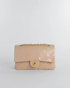 Handla Chanel Classic Matelasse 25 Chain Flap Bag Lamb Skin Beige online | Smidigt och enkelt på nätet - Merchsweden |