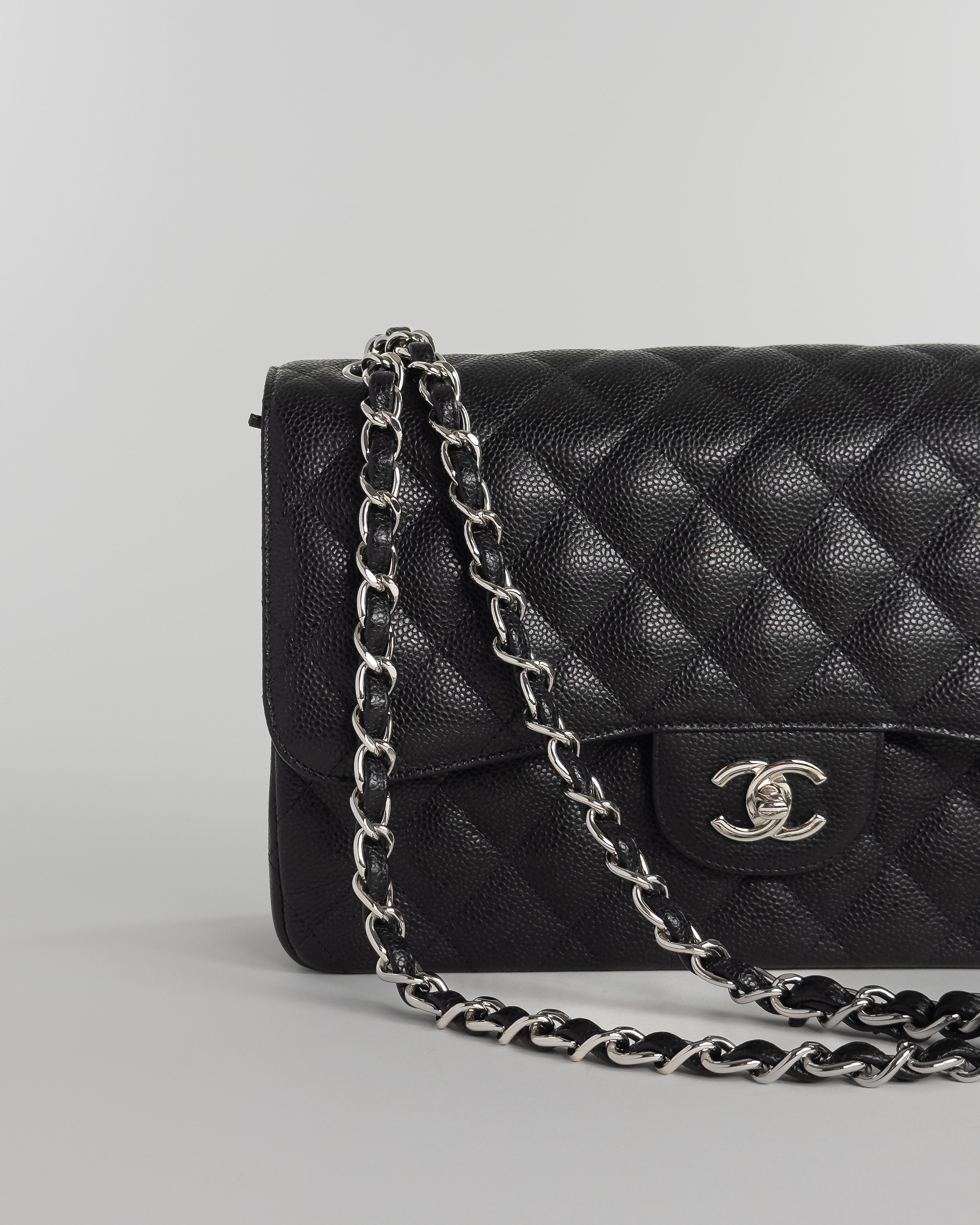 Handla Chanel Large Caviar Skin Chain Double Flap Matelasse Shoulder Bag Black online | Smidigt och enkelt på nätet - Merchsweden |