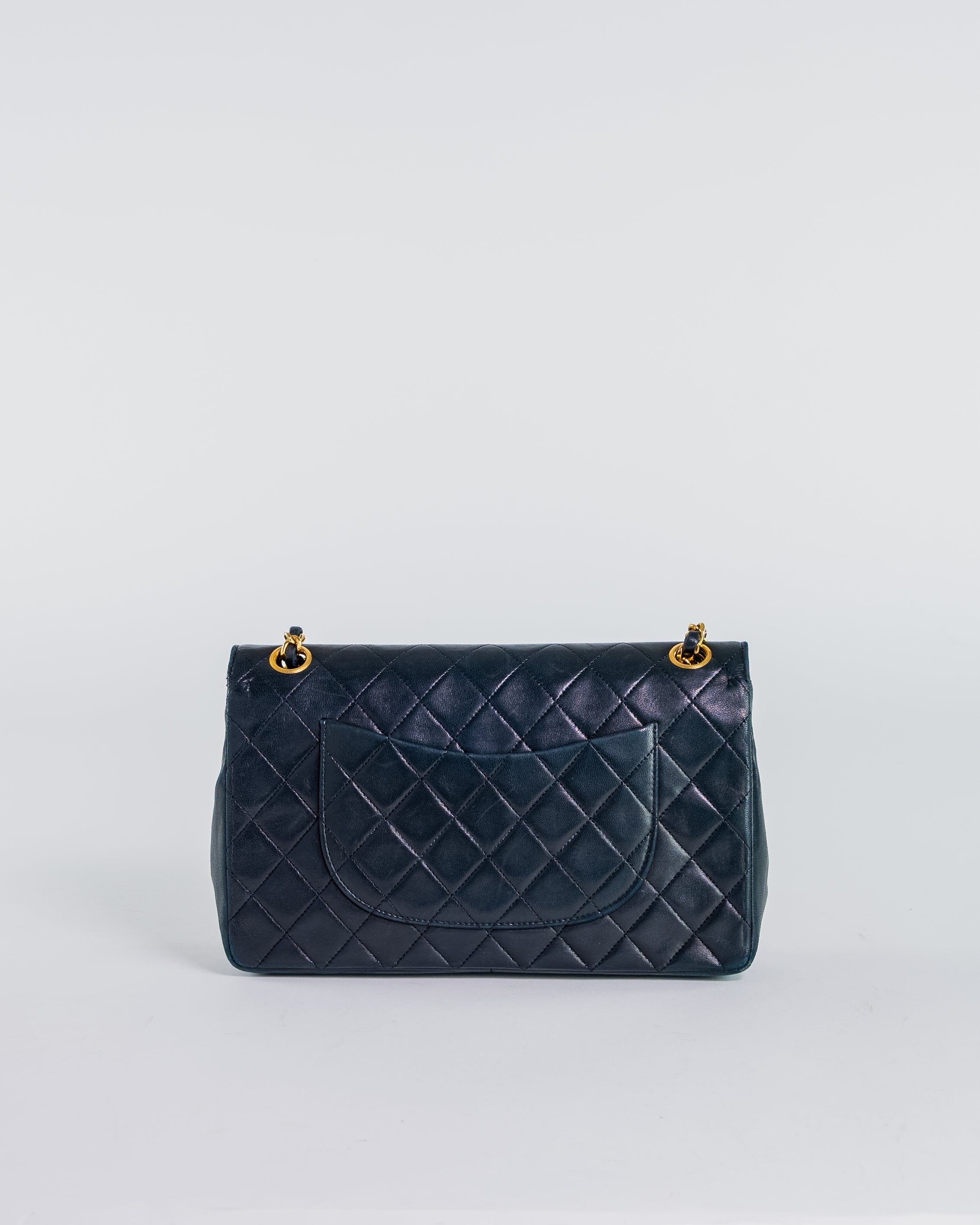 Handla Chanel Classic Matelasse 25 Chain Flap Shoulder Bag Lamb Skin Dark Navy online | Smidigt och enkelt på nätet - Merchsweden |