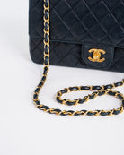 Handla Chanel Classic Matelasse 25 Chain Flap Shoulder Bag Lamb Skin Dark Navy online | Smidigt och enkelt på nätet - Merchsweden |