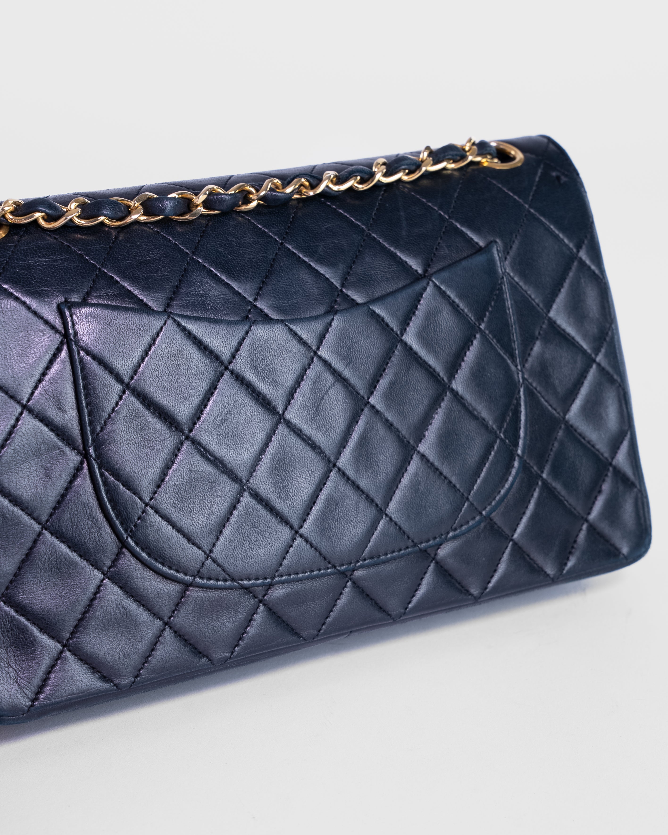 Handla Chanel Classic Matelasse 25 Chain Flap Shoulder Bag Lamb Skin Dark Navy online | Smidigt och enkelt på nätet - Merchsweden |