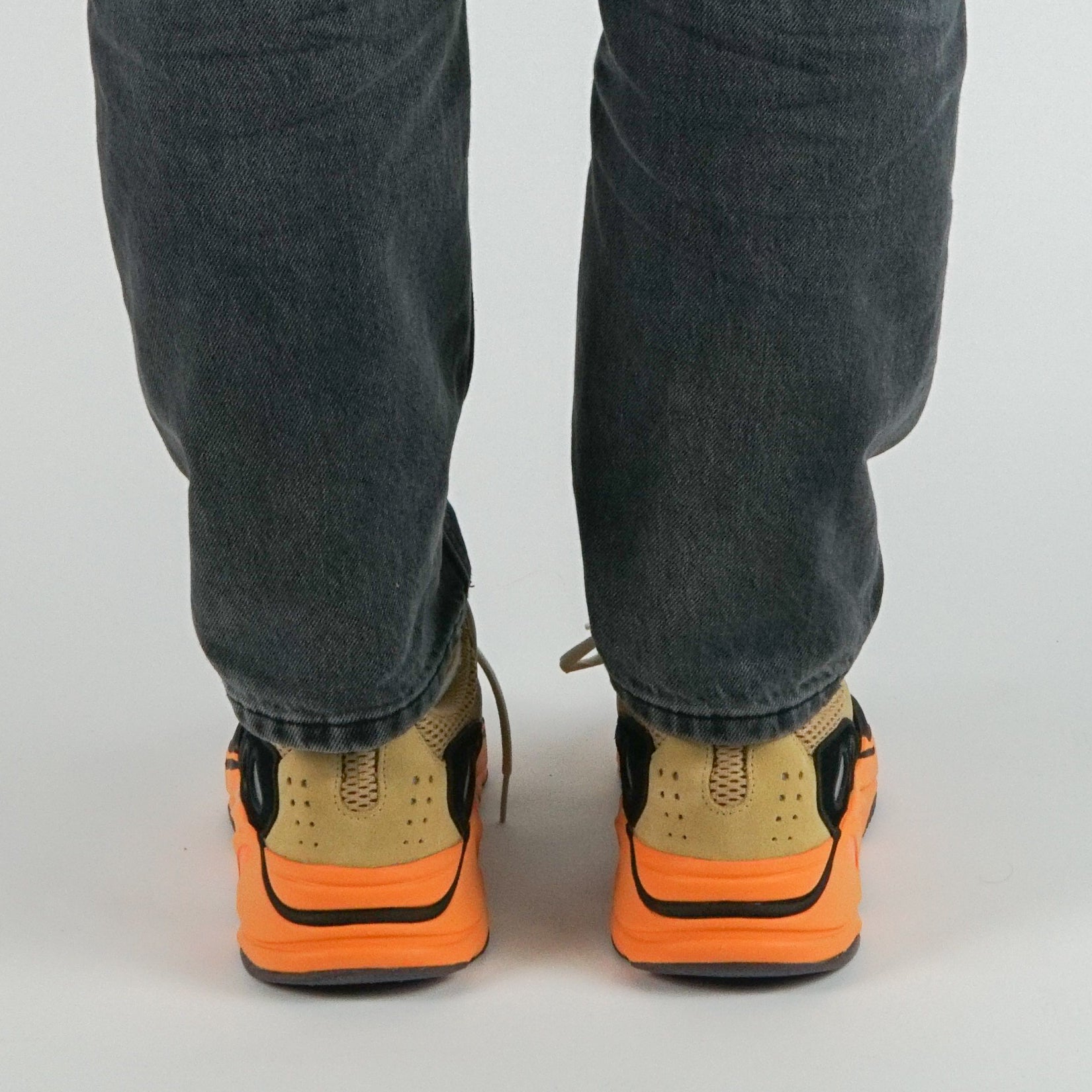 Adidas Yeezy 700 "Enflame Amber" - Yeezy 700 | Trendiga kläder & skor - Merchsweden |