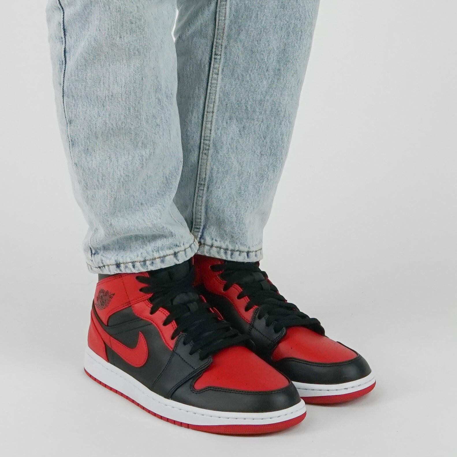 Nike Jordan 1 "Banned" Mid - Jordan 1 | Trendiga kläder & skor - Merchsweden |