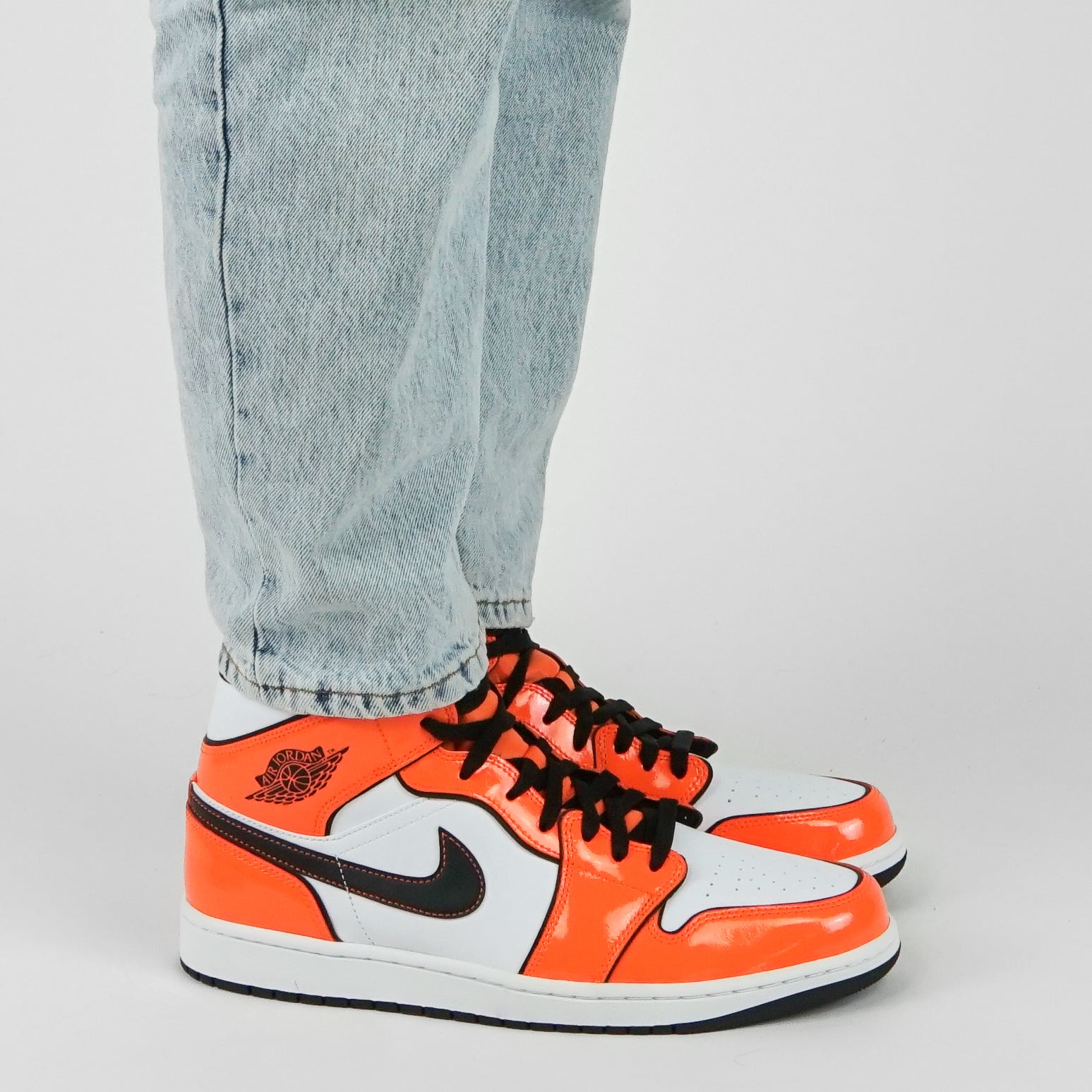 Nike Jordan 1 "Orange Turf" Mid - Jordan 1 | Trendiga kläder & skor - Merchsweden |